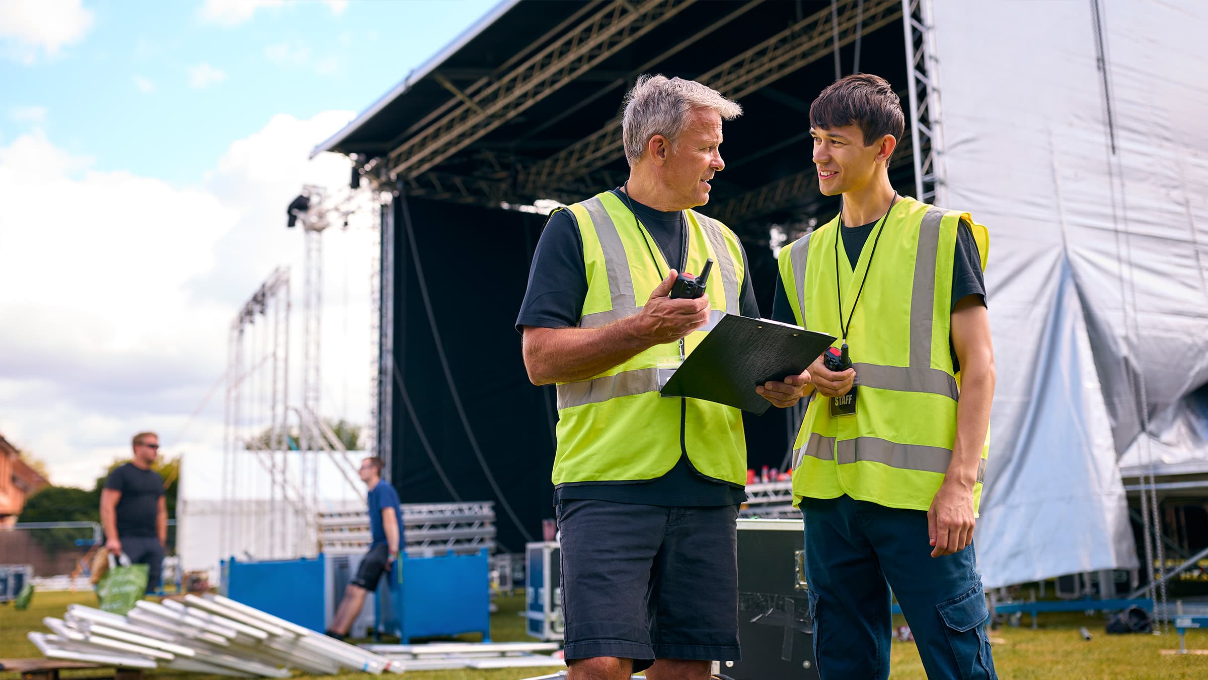 Eventcrew vor einer Bühne