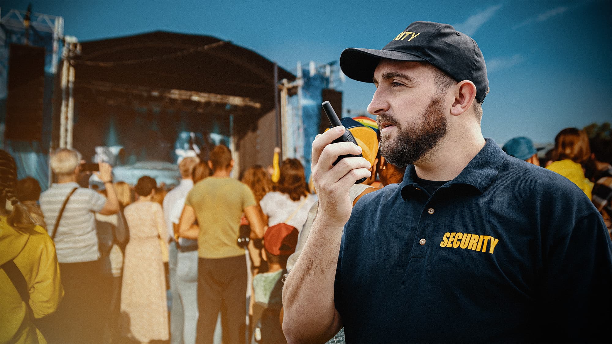 Security mit Funkgerät vor der Bühne